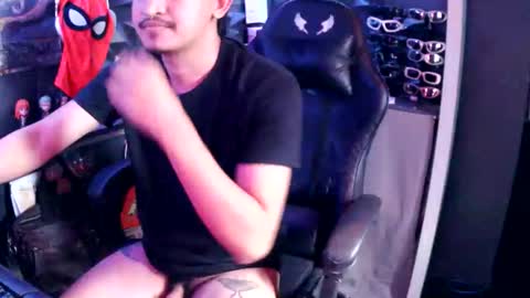 Snapshot of ashcross chatting on December 4, 5:28 am Ash Cross online show from December 4, 5:28 am