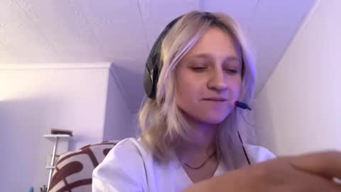 Snapshot of ashelyparcell chatting on December 1, 7:57 am July online show from December 1, 7:57 am