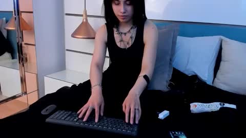 Ashkoreh online show from December 4, 9:45 pm