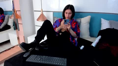 Ashkoreh online show from February 9, 9:19 pm