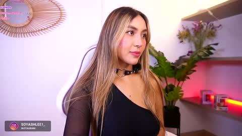 Snapshot of ashley2004_ chatting on October 22, 12:22 am Nay online show from October 22, 12:22 am