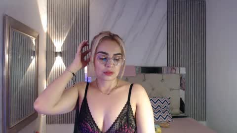 ashley__tylor online show from April 8, 3:39 am