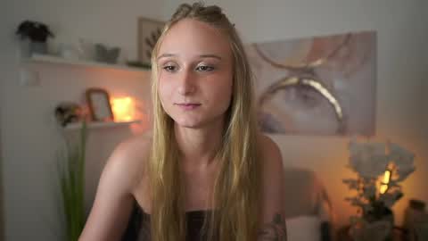 Snapshot of ashley_cox18 chatting on June 10, 9:19 am Ashley Cox18 online show from June 10, 9:19 am