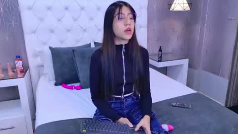 Snapshot of ashleyroberh chatting on June 17, 3:31 am AshleyRoberh online show from June 17, 3:31 am