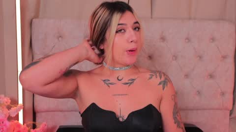 Snapshot of ashleyvalirya chatting on January 23, 10:01 am Ashley Lauren online show from January 23, 10:01 am