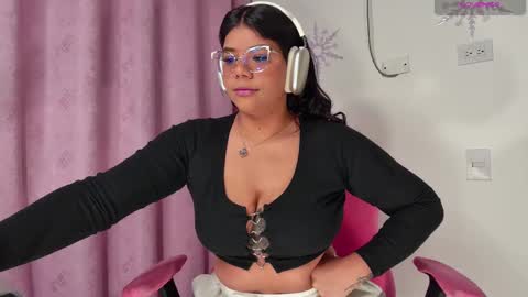 Snapshot of ashleyy18__ chatting on February 9, 9:37 am Ashleyy18 online show from February 9, 9:37 am