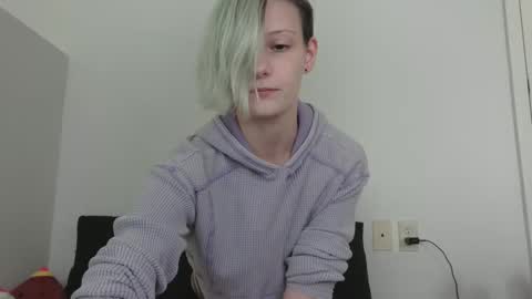 Snapshot of ashquartz chatting on December 5, 8:11 pm Ash online show from December 5, 8:11 pm