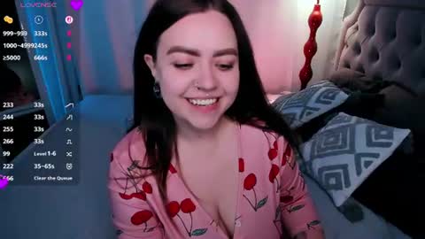 Snapshot of ashton_heidi chatting on June 19, 12:04 am Your girlfriend online show from June 19, 12:04 am