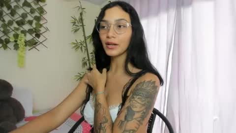 Snapshot of asiam_brunet chatting on October 23, 6:50 pm Camila online show from October 23, 6:50 pm