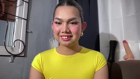 Snapshot of asiansweet_lily chatting on June 5, 6:52 am Lily online show from June 5, 6:52 am