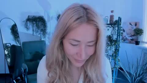 astramonroe online show from April 22, 4:15 am