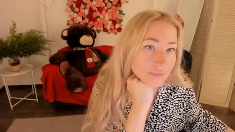 Snapshot of astramonroe chatting on May 24, 10:31 am astramonroe online show from May 24, 10:31 am
