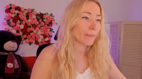 Snapshot of astramonroe chatting on June 3, 7:11 am astramonroe online show from June 3, 7:11 am