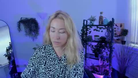 Snapshot of astramonroe chatting on June 8, 10:04 am astramonroe online show from June 8, 10:04 am