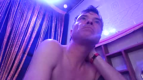 Snapshot of athandrew chatting on December 12, 10:02 am jonnyandrew online show from December 12, 10:02 am