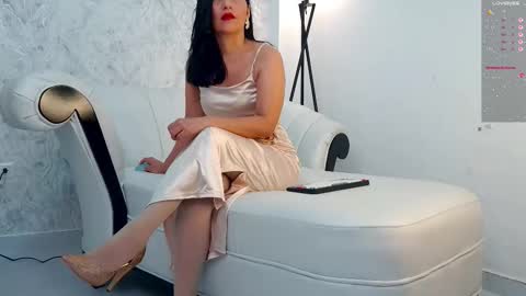 Aura sanders online show from November 16, 12:00 pm