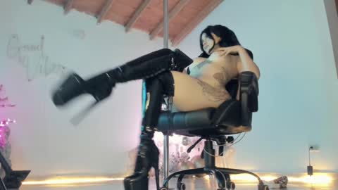 aura online show from December 18, 6:53 am