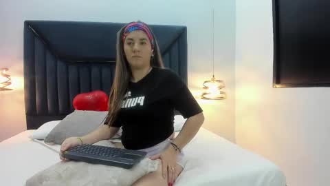 Snapshot of auraevens chatting on September 22, 11:45 am Aura Evans online show from September 22, 11:45 am