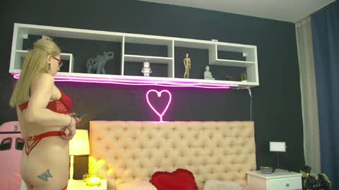 auramilff online show from April 22, 3:24 pm