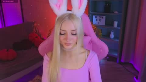 Snapshot of aurasanrise chatting on April 2, 8:39 pm Aura online show from April 2, 8:39 pm