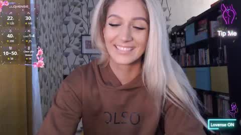 Snapshot of aurelyie chatting on December 15, 11:47 am Aurelyie online show from December 15, 11:47 am