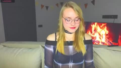 Snapshot of aurora_golden chatting on December 5, 3:50 pm Kate online show from December 5, 3:50 pm