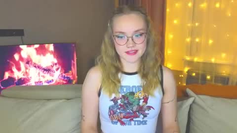 Snapshot of aurora_golden chatting on December 16, 4:38 pm Kate online show from December 16, 4:38 pm