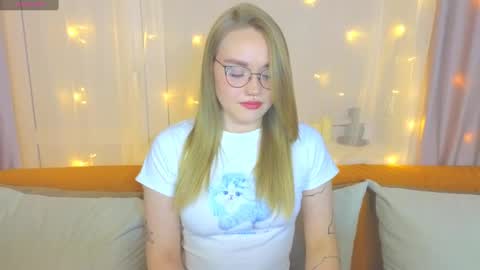 Snapshot of aurora_golden chatting on February 24, 3:31 pm Kate online show from February 24, 3:31 pm