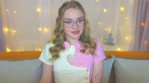 Snapshot of aurora_golden chatting on March 8, 7:53 pm Kate online show from March 8, 7:53 pm