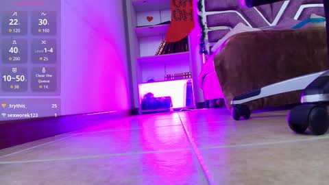 Snapshot of aurora_thomas chatting on December 20, 3:42 pm Aurora online show from December 20, 3:42 pm