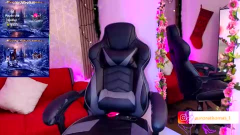 Snapshot of aurora_thomas chatting on November 27, 4:36 am Aurora online show from November 27, 4:36 am