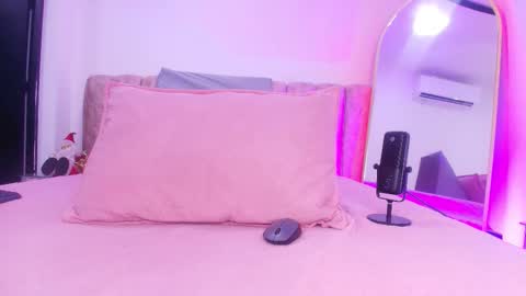 auroraa_miller online show from December 2, 11:59 am