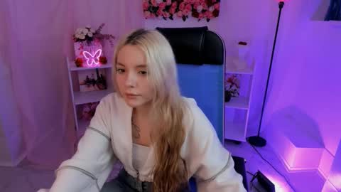 aurorawrenfield online show from September 19, 10:38 am