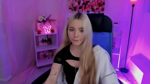 aurorawrenfield online show from September 22, 10:39 am