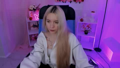 aurorawrenfield online show from September 23, 5:32 am