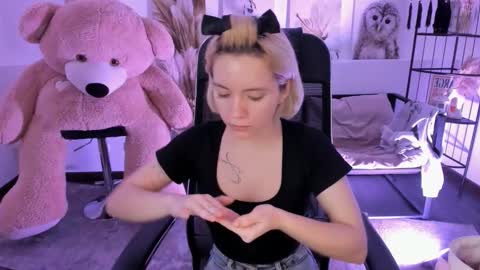 aurorawrenfield online show from December 2, 4:40 am