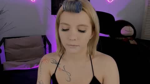 aurorawrenfield online show from March 11, 4:18 am