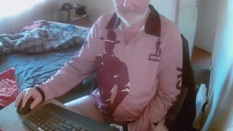 Snapshot of aussiebaker chatting on May 30, 2:30 am aussiebaker online show from May 30, 2:30 am