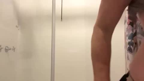 Snapshot of aussielovingxxx chatting on September 20, 7:53 am Milf4u online show from September 20, 7:53 am