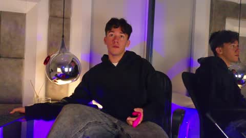 austinreeds online show from April 19, 12:26 pm