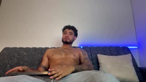 Snapshot of austintorres_ chatting on May 5, 1:02 am AustinTorres online show from May 5, 1:02 am