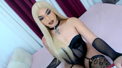 Snapshot of ava_lux chatting on October 25, 10:12 am Ava online show from October 25, 10:12 am