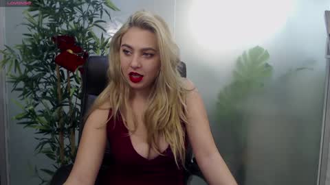 Snapshot of avablue_ chatting on December 6, 7:54 am online show from December 6, 7:54 am