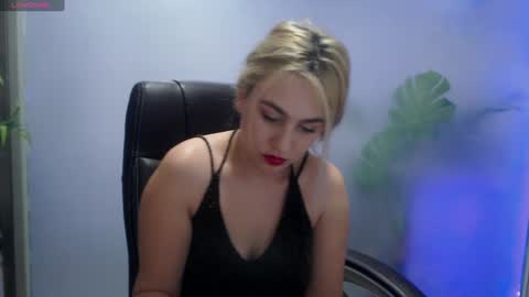 Snapshot of avablue_ chatting on December 6, 11:00 am online show from December 6, 11:00 am