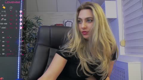 Snapshot of avablue_ chatting on February 8, 10:18 am online show from February 8, 10:18 am