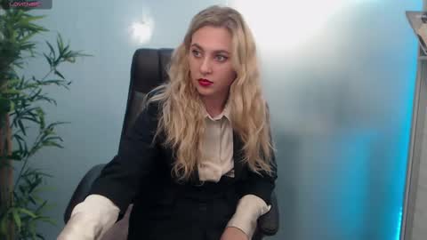 Snapshot of avablue_ chatting on March 1, 7:41 am online show from March 1, 7:41 am