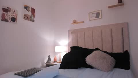 Snapshot of avaline_blanc chatting on December 12, 3:32 am Avaline Help me reach 100 likes TRANSMISSION EVERY DAY FROM 39 PM online show from December 12, 3:32 am