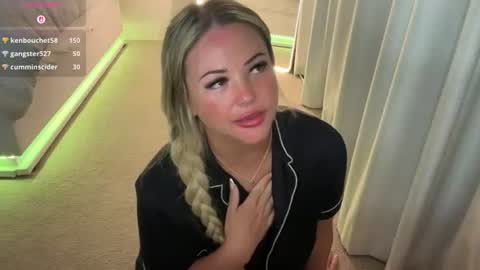 Snapshot of averybabyyx chatting on August 3, 9:04 am ur gf online show from August 3, 9:04 am