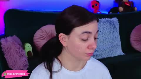 AveryWillow online show from April 6, 10:00 pm