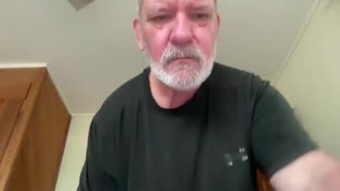 Snapshot of avgdiver chatting on April 28, 3:06 pm avgdiver online show from April 28, 3:06 pm